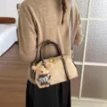 Retro suède schouder kussentas met beer hanger, stijlvolle handtas voor dames. - Met Hanger / Khaki