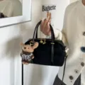 Zwarte suède schoudertas voor dames, vintage stijl handtas met schattige berenhanger. - Met Hanger / Zwart