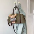 Retro suède schoudertas met schattige pluche hanger, casual damestas voor dagelijks. - Met Hanger / Groen