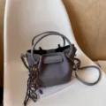 Chic γκρι τσάντα bucket για γυναίκες, κομψή τσάντα ώμου με υφή υφάσματος υψηλής ποιότητας. - Στυλ Μενταγιόν / Γκρι
