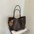 Elegante bolso tote grande de color marrón oscuro para mujer con bonito colgante de oso. - Con Colgante / Café