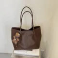 Bolso tote marron vintage para mujer, bolso de hombro grande con bonito colgante de oso. - Con Colgante / Marrón