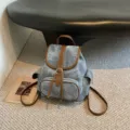 Blauwe denim rugzak met bruine lederen afwerking, casual retro stijl voor dagelijks gebruik. - Zonder hanger / Denim Blauw