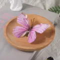 Gros plan détaillé d'un papillon artificiel 3D rose placé dans un petit bol en bois décoratif. - 8cm / Dégradé Rose Violet