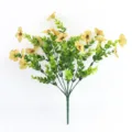Bouquet di fiori artificiali di seta gialla e foglie di eucalipto per arredamento. - Giallo