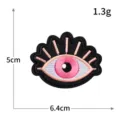 Parche bordado de ojo rosa estilizado insignia accesorio de ropa DIY para chaqueta bolso. - Globo Ocular Rosa (R4823) / 6.4x5cm
