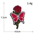 Gotische schedel vlinder roos borduurwerk patch, stijlvolle DIY kleding decoratie. - 7.2x4.6cm