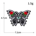 Gotische vlinder geborduurde patch met oog en rode rozen, decoratief kledingaccessoire. - 7.2x4.7cm