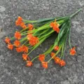 Detail van kunststof oranje bloemenboeket, levendige nepplanten voor mooie decoratie. - Oranje