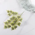 Primer plano detallado de ramas de hiedra artificial, follaje de seda para decoración. - S / Borde Amarillo