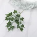 Primer plano detalle de rama de hiedra artificial, hojas de seda verde para decoración. - S / Verde
