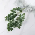 Vista detallada de rama de hiedra artificial, hojas de seda realistas para decoración del hogar. - L / Verde