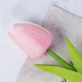 Nahaufnahme der Textur von künstlichen rosa PU-Tulpenblütenblättern und grünem Stiel. - Rosa
