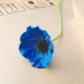 Fiore artificiale di papavero blu singolo con stelo verde, fiore finto PU per decorazioni. - Celeste