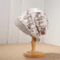 Detailansicht Herbst Winter Retro Batik Slouchy Mütze mit kurzem Schirm in Braun und Beige - Einheitsgröße / Tie-Dye Beige