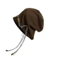Nahaufnahme der braunen Boho Strickmütze mit geflochtenen Quasten und Holzperlen-Deko. - Einheitsgröße / Kaffeebraun