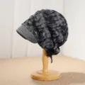 Detailansicht der stylischen Vintage Batikeffekt Schlupfmütze mit Schirm und Kordelzug. - Einheitsgröße / Tie-Dye Schwarz