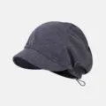 Nahaufnahme der dunkelgrauen Slouchy-Baske mit Metallplakette und kurzem Schirm. - L (57-62cm) / Marineblau