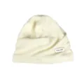 Detailaufnahme einer weichen weißen Strick-Slouchy-Beanie mit einer metallischen Logo-Plakette. - L (56-62cm) / Gebrochenes Weiß