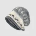 Nahaufnahme Detail einer kuscheligen Strick-Slouchy-Mütze mit norwegischem Muster. - Einheitsgröße / Grau
