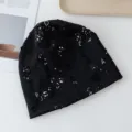 Amerikanische Retro verwaschene schwarze Strickmütze mit stilvollem weißem Print. - Einheitsgröße / Schwarz