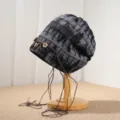 Ethnische Batik Schlupfmütze Damen, Vintage Herbst warme Strickmütze mit Quasten. - Einheitsgröße / Schwarz