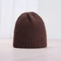 Nahaufnahme Detail einer braunen Winter Strickmütze, Rippenstrick Textur, kuschelig warm. - Einheitsgröße / Kaffeebraun