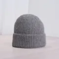 Nahaufnahme einer kuscheligen grauen Strickmütze, weiche Wolle für warme Wintertage. - Dunkelgrau