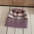 Λεπτομέρεια πλεκτού σκούφου, vintage μοτίβο Fair Isle, ζεστή μωβ χειμωνιάτικη υφή. - Ένα μέγεθος / Μωβ