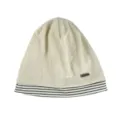 Detailansicht einer beige Strick-Beanie für Damen mit stylischem Ringelsaum und Metall-Logo. - L (56-60cm) / Beige (Gestreift)