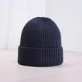 Vue détaillée du bonnet en tricot d'hiver bleu foncé, montrant la texture claire. - Bleu marine