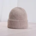 Gros plan sur un bonnet tricoté d'hiver douillet en maille kaki unie vue détaillée. - Kaki