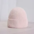 Bonnet en tricot rose avec revers, doux bonnet côtelé d'hiver pour tous les jours. - Rose
