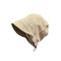 Detailansicht eines beigen Waffelstrick-Eimerhutes mit Metalletikett für gemütliche Herbsttage. - Verstellbar / Beige