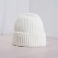 Detailansicht der weißen Strickmütze zeigt weiche Wolltextur, warme Wintermütze für Outdoor. - Weiß