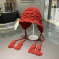 Rote Häkelmütze mit Quasten und Ohrenklappen, stylische Strickmütze für Outdoor und Reisen. - Einheitsgröße / Rot
