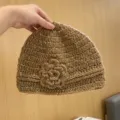 Handgemachte Häkelmütze mit 3D-Blume und Pailletten, kuschelige Winter-Warmmütze für Damen. - Einheitsgröße / Khaki Mit Paillettenblume