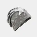 Graue Damen Beanie Mütze mit Punkten und Stern Aufnäher, atmungsaktive Sommer Freizeitmütze. - Ein Stern Grau Punktemuster