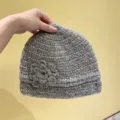 Graue handgefertigte Häkel-Strickmütze für Damen mit 3D-Blume und dezenten Pailletten. - Einheitsgröße / Grau Mit Paillettenblume