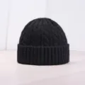 Detailansicht einer schwarzen Zopfstrick Mütze, klassischer Rippbündchen Winterhut. - Einheitsgröße / Schwarz