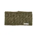 Detailaufnahme eines stilvollen Strickstirnbands mit weissem Etikett und strukturierter Textur. - Kräuter-Hafer