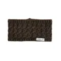 Detailaufnahme des dunkelbraunen Strick Stirnbandes, weiches warmes Winter Haar Accessoire. - Kaffeebraun