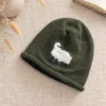 Dunkelgrüne Mütze aus Strick mit süßem flauschigen Schaf Motiv, kuschelige Wollmütze Winter. - Einheitsgröße / Armeegrün