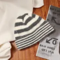 Japanischer Stil gestreifte Strickmuetze, warme Wintermuetze fuer Damen, bequeme Kopfbedeckung - Einheitsgröße / Grau und Weiß Gestreift
