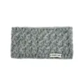 Graues Strick Stirnband Detailansicht, kuscheliges Winter Haaraccessoire mit Webetikett, warm - Grau