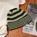 Detailansicht der japanischen gestreiften Strickmütze, schwarz-grüne warme Wintermütze. - Einheitsgröße / Dunkelgrün Gestreift