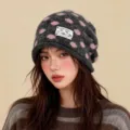 Damen dunkelgrau rosa gepunktete Mütze Winter warme Strickmütze mit stilvollem Stoffetikett. - Einheitsgröße / Besticktes Etikett-Stil / Dunkelgrau mit rosa Punkten