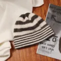 Stylische gestreifte Strickmütze für Damen, weiche warme Wintermütze im modischen Design. - Einheitsgröße / Kaffee Karomuster