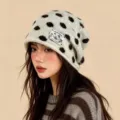 Koreanische Polka-Dot Strickbeanie Mütze für Damen lässige warme Wollmütze mit Markenlabel - Einheitsgröße / Besticktes Etikett-Stil / Beige mit dunkelbraunen Punkten