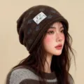 Koreanische braune Strickmütze mit blauen Punkten und gewebtem Etikett für warme Wintermode - Einheitsgröße / Besticktes Etikett-Stil / Kaffee mit blauen Punkten